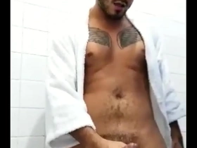 Rico macho orinando
