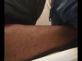 Paizinho de familia me chamou no box do banheiro do metrô mandou eu subir no vaso e meteu rola ate gozar. - completos no red