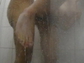 Meu primo foi tomar banho e peguei ele de surpresa