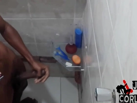 Câmera escondida flagra novinho da rola enorme batendo punheta pra hentai no banho