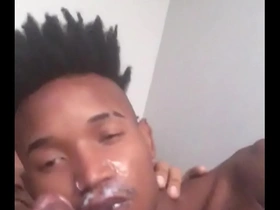 Brasileiro  fazendo um boquete delicioso até o mano gozar