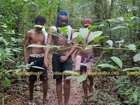 Maloqueiros da favela voltando o futebol encontram viados se pegando no mato e dão rola pra eles