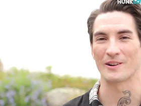 Athletic tattoo amateur jerking his hairy shaft in solo