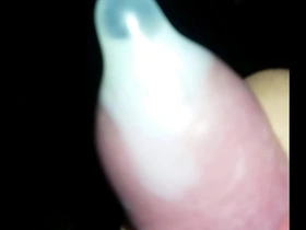 Novinho jorrando porra na camisinha