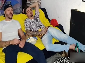 Peguei no sono e acordei sendo mamado ( assista completo em www.erickplay.com)