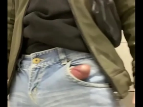 ノーパンでデカチン歩