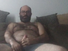 Urso peludo batendo punheta