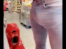 Saco cheio de leite e tesão no mercado