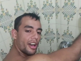 Macho do aplicativo grindr comeu meu cu no banheiro