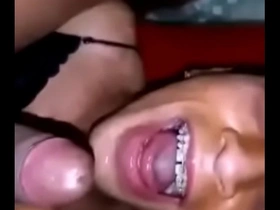 Travesti lima tragando semen