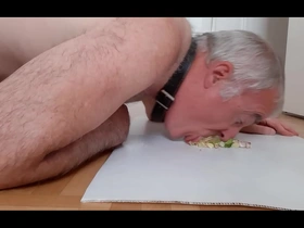 Manger au sol comme un chien