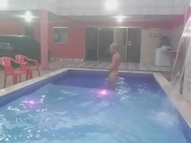 Eitaaa não acredito tomando banho peladão na piscina da casa da pjtx