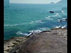 O malhado me fudeu gostoso na praia do abricó.