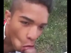 Novinho levando gozada na boca