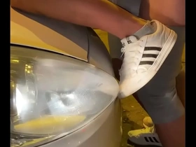 Leo ramos fundendo na rua enquanto os carros passam ao lado